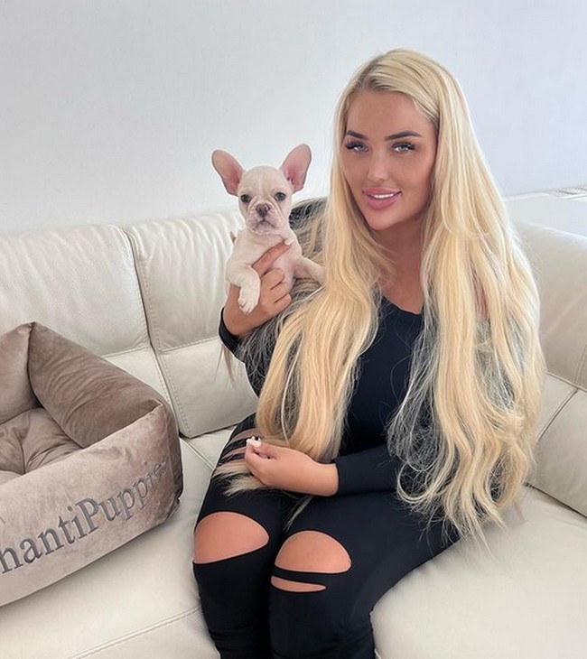 Meski mendapatkan komentar buruk, namun wanita 23 tahun asal Inggris itu tidak peduli. Dia bahkan berencana melakukan pembesaran payudara lagi. Foto: dok. Instagram/@ambermayy_2