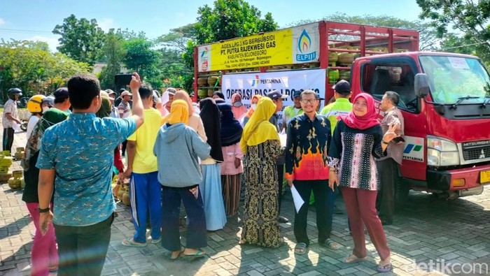 antrean elpiji di bojonegoro