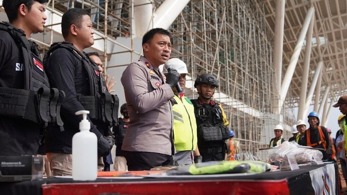 Bahaya! Baut dan Komponen Rel Kereta Cepat JKT-BDG Ini Dicuri Kabel tembaga, baut, dan penambat rel kereta cepat Jakarta Bandung (KCJB) di wilayah Karawang dicuri. Kepolisian telah berhasil mengungkap pencurian komponen prasarana KCJB ini.