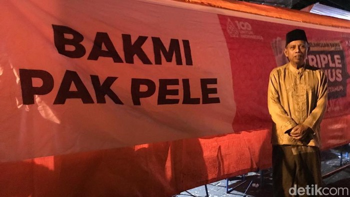 Pak Pele berpose di depan warung bakminya di kawasa Alun-alun Utara Jogja, Rabu (7/6/2023).