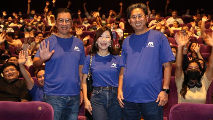 Bank Mega mengajak nasabah yang terpilih dalam program 