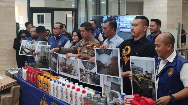 Bareskrim Polri membongkar sindikat produsen oli kendaraan bermotor palsu di wilayah Gresik dan Sidoarjo, Jawa Timur. Terdapat 9 lokasi yang digunakan sebagai tempat produksi oli tersebut.
