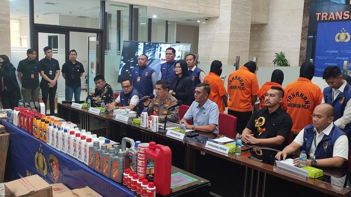 Bareskrim Polri membongkar sindikat produsen oli kendaraan bermotor palsu di wilayah Gresik dan Sidoarjo, Jawa Timur. Terdapat 9 lokasi yang digunakan sebagai tempat produksi oli tersebut.