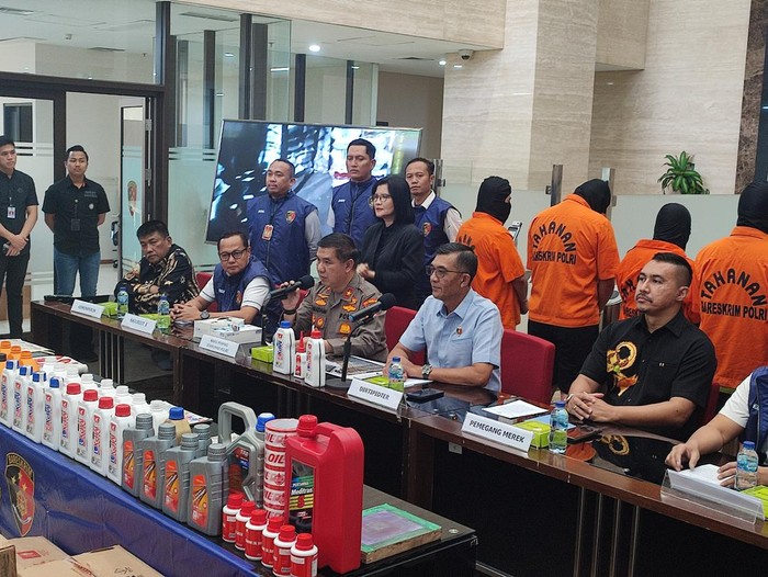 Bareskrim Polri membongkar sindikat produsen oli kendaraan bermotor palsu di wilayah Gresik dan Sidoarjo, Jawa Timur. Terdapat 9 lokasi yang digunakan sebagai tempat produksi oli tersebut.