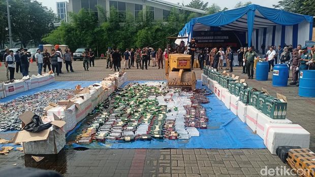 Bea Cukai Banten musnahkan rokok ilegal hingga miras. (Adrial/detikcom)