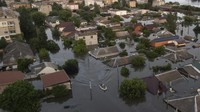 Diberitakan sebelumnya, sebuah serangan, terjadi pada Selasa (6/6) itu, terhadap bendungan besar yang dikuasai Rusia di Ukraina selatan mengeluarkan semburan air yang memicu banjir di sekitarnya. (AP Photo/Roman Hrytsyna)