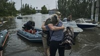 Puluhan desa terdampak banjir yang memicu evakuasi 17 ribu orang. (AP Photo/Libkos)