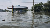 Bendungan Kakhovka jebol hingga mengakibatkan banjir bandang. Namun Ukraina dan Rusia malah saling sindir soal siapa penyebab ledakan di bendungan selatan Ukraina itu. (AP Photo/Libkos)