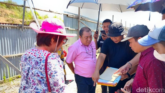 BPN Manado melakukan pengukuran tanah di lahan sengketa antara warga dan developer di Manado.