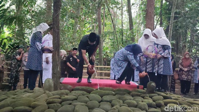 Bupati Ciamis Herdiat Sunarya napak tilas ke makam bupati terdahulu jelang hari jadi Kabupaten Ciamis.