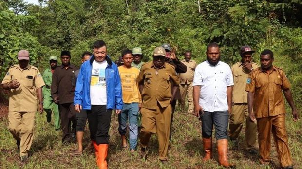 Bupati Kaimana, Freddy Thei dan jajaran