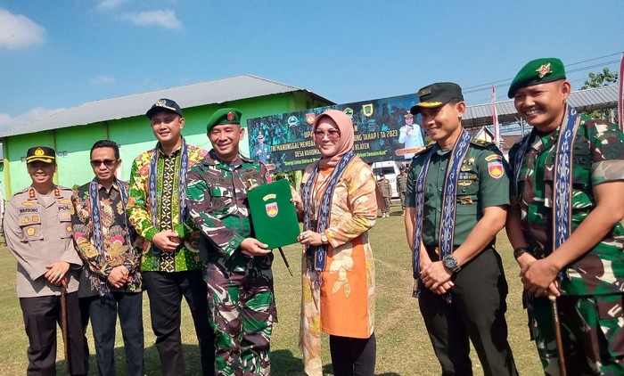 Bupati Klaten Sri Mulyani saat penutupan TMMD Sengkuyung Tahap I.