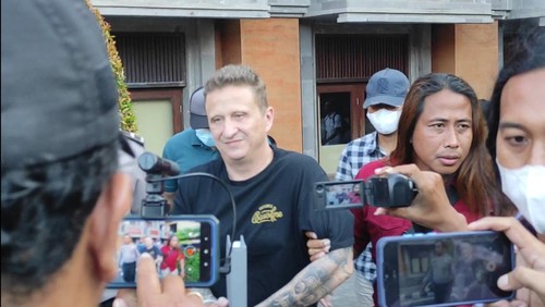 Buronan Interpol Kanada Stephane Gagnon dikeluarkan dari Rutan Polda Bali untuk handing over ke Interpol Australia, Kamis (8/6/2023). (I Wayan Sui Suadnyana/detikBali)