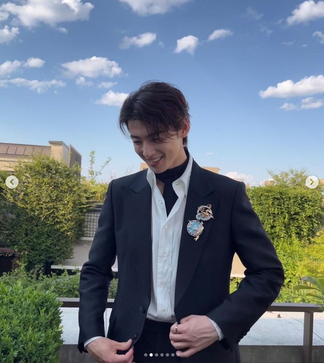 Acara Gala Dinner Chaumet menjadi ajang reuni Song Hye Kyo dan Cha Eun Woo. Sang aktor sebelumnya dikisahkan sebagai putra Song Hye Kyo di film My Brilliant Life. Foto: Instagram