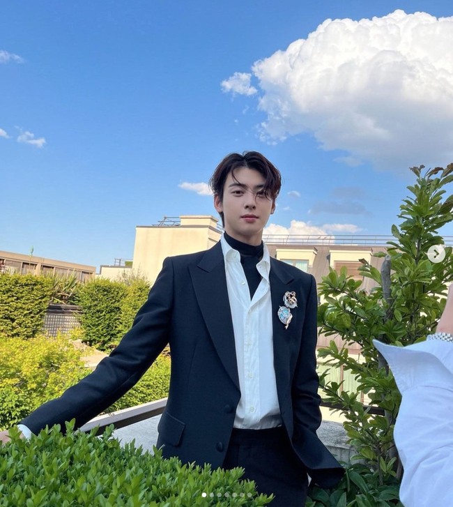 Cha Eun Woo memukau para penggemar dengan penampilannya di Gala Dinner Chaumet. Bintang drama Korea True Beauty itu terlihat bak pangeran sungguhan. Foto: Instagram