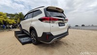 Daihatsu Terios baru hadir melalui tiga varian berbeda, yakni X, R dan R Custom. Sementara harganya mulai Rp 236 jutaan hingga Rp 303 jutaan dengan status on the road Jakarta. Foto: Septian Farhan Nurhuda/detik.com
