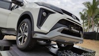 Kendaraan tersebut kini lebih sporty berkat desain gril, bumper dan pelek baru. Kemudian ada tarikan-tarikan garis yang membuatnya tampil lebih segar. Foto: Septian Farhan Nurhuda/detik.com