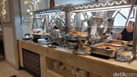 Salad bar, aneka buah, serta kopi dan teh juga selalu tersedia. Kalau tak bisa makan tanpa kecap atau saos, hotel juga menyediakannya. Ada kecap bermerek Indonesia yang selalu disajikan di meja. (Dadan Kuswaraharja/detikTravel)