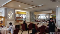 Restoran hotel sangat luas dan nyaman, terlihat jemaah menikmati hidangan yang disediakan. (Dadan Kuswaraharja/detikTravel)