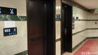 Soal fasilitas, hotel ini sudah cukup oke. Kamarnya cukup luas yang dilengkapi dengan AC, dan beberapa di antaranya menawarkan pemandangan Masjid Nabawi. Karena ini musim haji, satu kamar diisi oleh 3-4 jemaah haji plus.(Dadan Kuswaraharja/detikTravel)