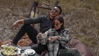 Kue-kue manis dan minuman hangat tak lupa disuguhkan dalam agenda pikniknya. Keduanya juga berfoto mesra saling bersandar satu sama lain. Foto: Instagram/darmamh