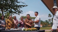 Pada acara-cara formal, Darma Hutomo juga tak pernah absen. Termasuk ketika pemotongan tumpeng yang dilakukan oleh rekan-rekan bisnisnya. Foto: Instagram/darmamh