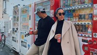 Bersama kekasihnya, Darma Hutomo jajan di vending mesin ketika berada di Jepang. Minuman ringan dipilihnya untuk melepaskan dahaga saat cuaca sedang panas. Foto: Instagram/darmamh