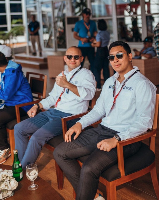 Darma Mangkuluhur berfoto bersama pembalap nasional Indonesia, Ananda Mikola di acara Formula E Jakarta. Ananda merupakan Ketua Pelaksana Formula E. Foto: Instagram