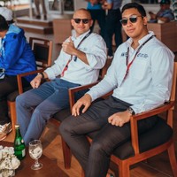 Darma Mangkuluhur berfoto bersama pembalap nasional Indonesia, Ananda Mikola di acara Formula E Jakarta. Ananda merupakan Ketua Pelaksana Formula E. Foto: Instagram