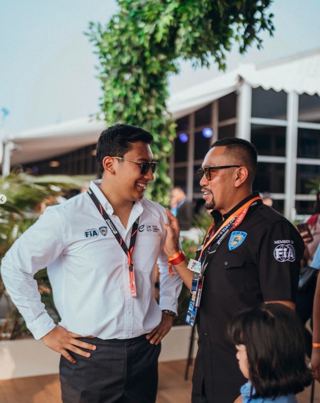 Ada pula momen di mana Darma Mangkuluhur foto bersama Sahroni, anggota DPR RI sekaligus wakil ketua SC Formula E 2023. Foto: Instagram