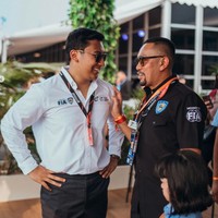 Ada pula momen di mana Darma Mangkuluhur foto bersama Sahroni, anggota DPR RI sekaligus wakil ketua SC Formula E 2023. Foto: Instagram