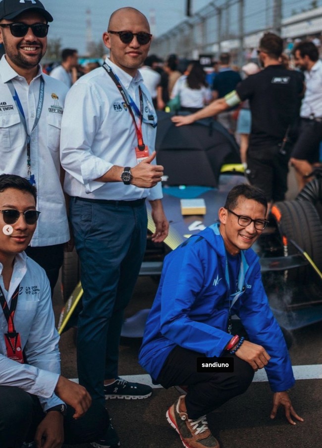 Momen lainnya ketika Darma Mangkuluhur berpose bersama Ananda Mikola dan Sandiaga Uno. Foto: Instagram