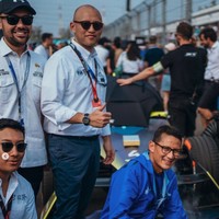 Momen lainnya ketika Darma Mangkuluhur berpose bersama Ananda Mikola dan Sandiaga Uno. Foto: Instagram