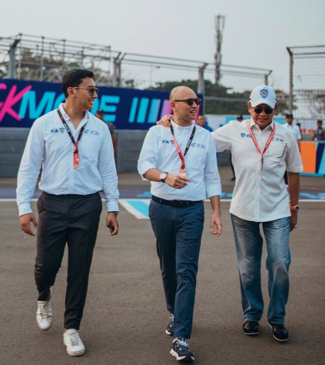 Saat ikut menonton Formula E, Darma Mangkuluhur melengkapi gayanya dengan sneakers putih yang aman dan netral. Foto: Instagram