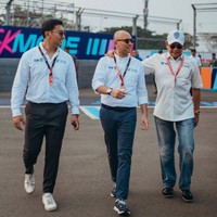 Saat ikut menonton Formula E, Darma Mangkuluhur melengkapi gayanya dengan sneakers putih yang aman dan netral. Foto: Instagram