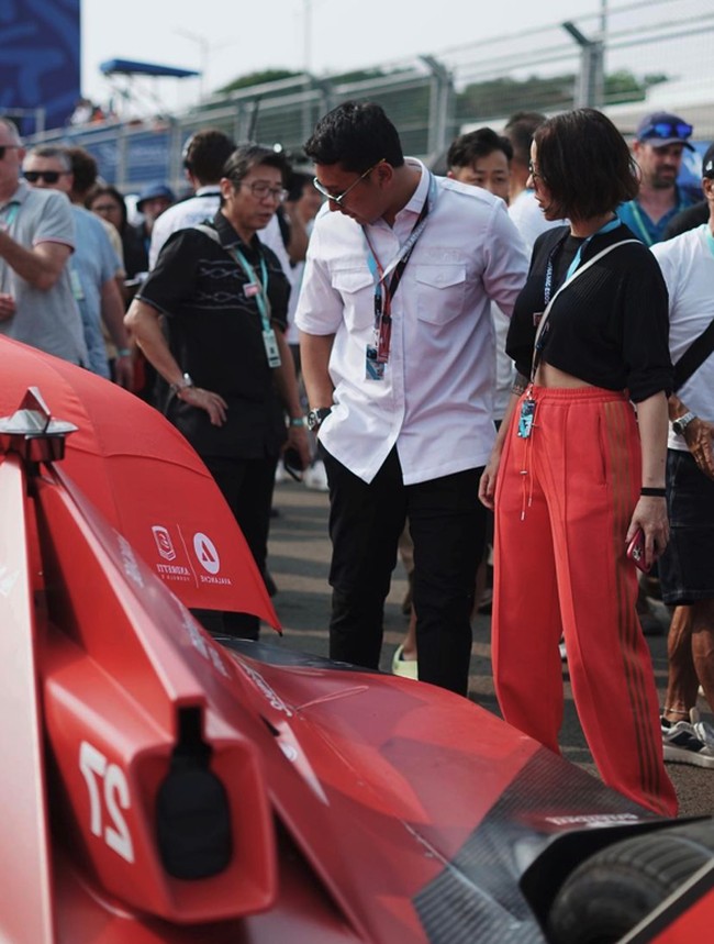 Ini gaya Darma Mangkuluhur bersama kekasihnya Patricia Schuldtz yang merupakan seorang model. Patricia juga diketahui sebagai ipar dari Wanda Hamidah. Foto: Instagram