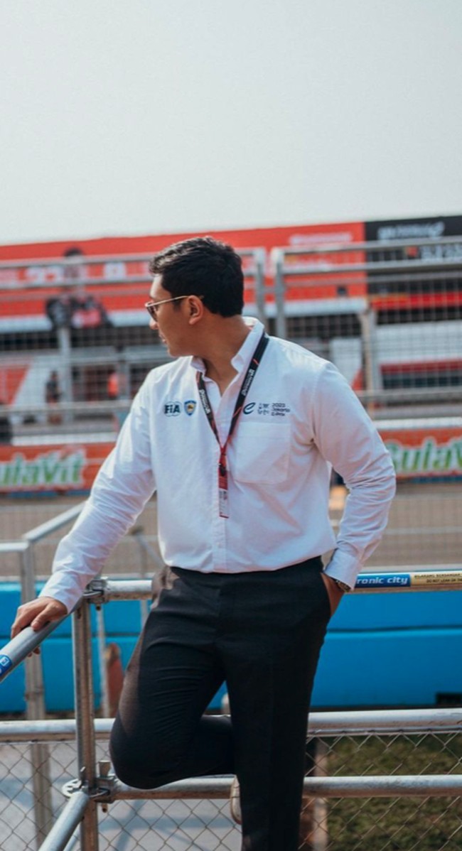 Darma Mangkuluhur hadir mengenakan seragam putih dan celana hitam. Gayanya dilengkapi dengan kacamata hitam. Foto: Instagram