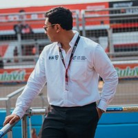 Darma Mangkuluhur hadir mengenakan seragam putih dan celana hitam. Gayanya dilengkapi dengan kacamata hitam. Foto: Instagram