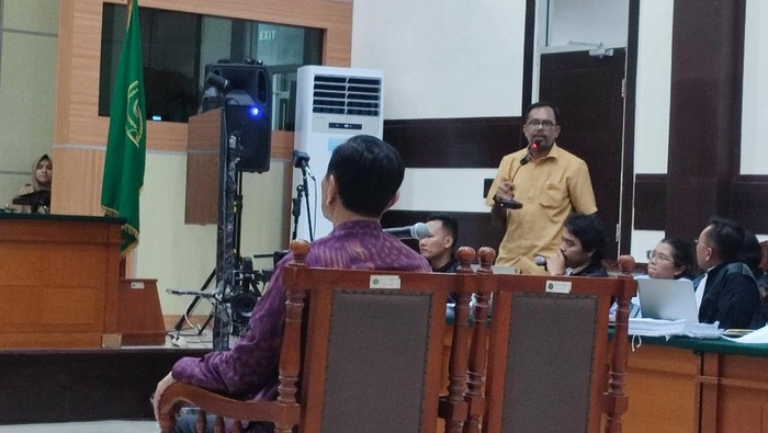 Suara Haris Azhar bergetar saat menyampaikan tanggapan di ruang sidang usai Menko Marves Luhut Binsar Pandjaitan bersaksi terkait kasus pencemaran nama baik. Di hadapan Luhut, Haris Azhar mengaku sedih melihat kondisi Papua.