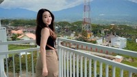 Difarina Indra saat menikmati panorama pegunungan/Foto: Istimewa (dok.Instagram @difarina_reall)