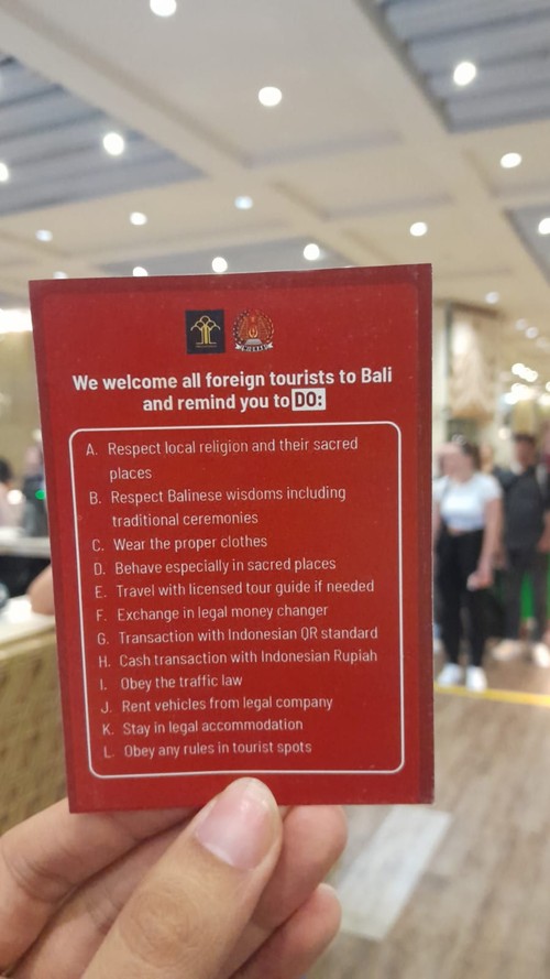Kanwil Kemenkumham Bali membagikan 1.000 selebaran Dos and Donts kepada turis asing yang mendarat di Bali hari ini, Kamis (8/6/2023).