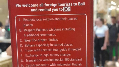 Kanwil Kemenkumham Bali membagikan 1.000 selebaran Dos and Donts kepada turis asing yang mendarat di Bali hari ini, Kamis (8/6/2023).