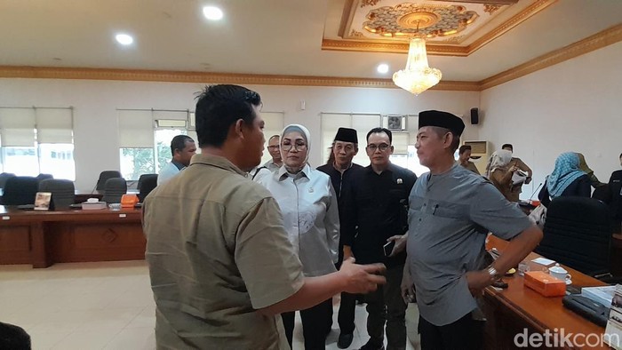 Warga berdiskusi dengan anggota DPRD Sumsel menolak mereka masuk Kabupaten Banyuasin.