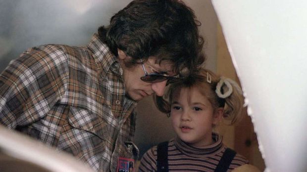 Kedekatan Drew Barrymore dan Steven Spielberg di E.T (1982).