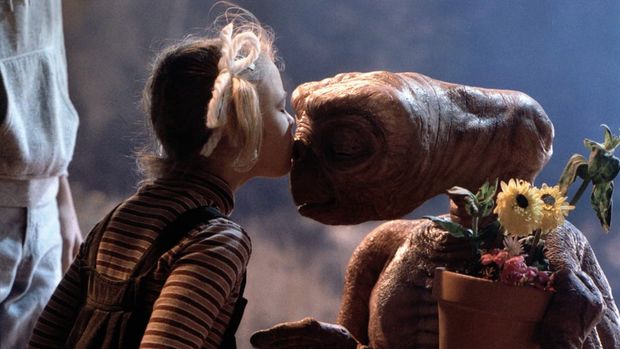 Kedekatan Drew Barrymore dan Steven Spielberg di E.T (1982).