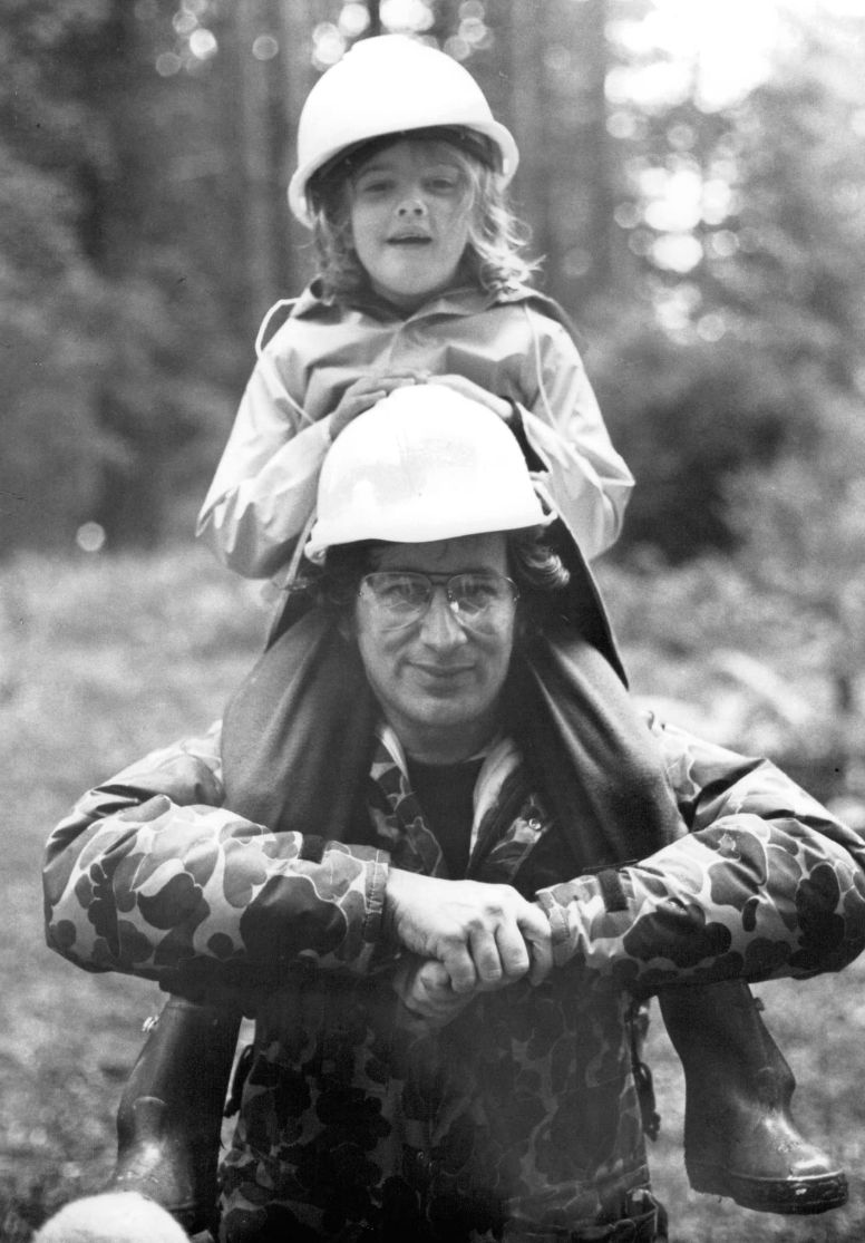 Kedekatan Drew Barrymore dan Steven Spielberg di E.T (1982).