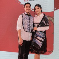 Sementara itu Kaesang Pangarep memakai kemeja dengan aksen batik, juga dari koleksi Wilsen Willim. Foto: Instagram/@erinagudono