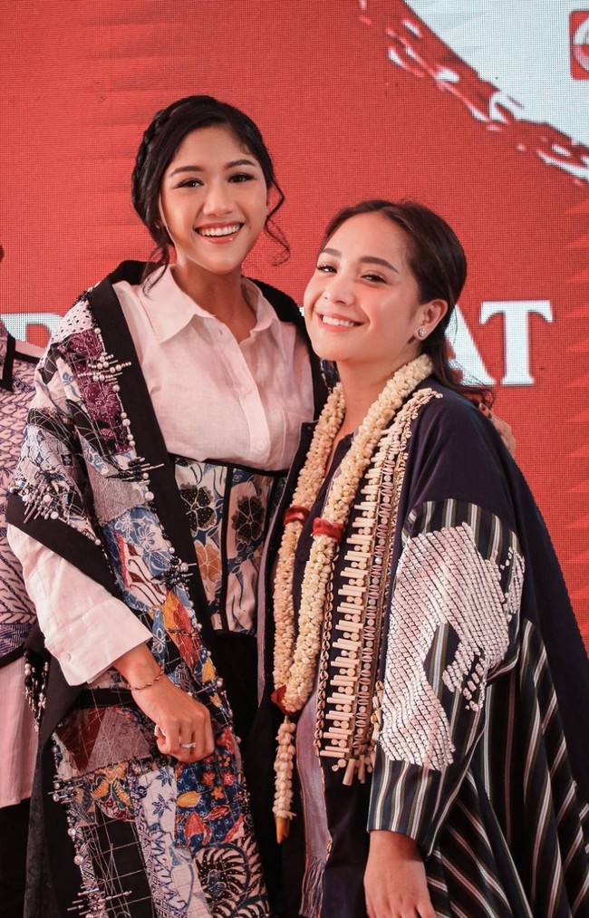 Busana bergaya kontemporer ini mengombinasikan unsur modern dan etnik dengan penggunaan kain batik sebagai aksen. Erina Gudono melengkapi busananya dengan selendang yang juga bermotif batik. Foto: Instagram/@erinagudono