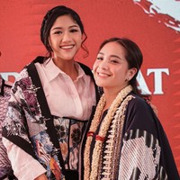 Busana bergaya kontemporer ini mengombinasikan unsur modern dan etnik dengan penggunaan kain batik sebagai aksen. Erina Gudono melengkapi busananya dengan selendang yang juga bermotif batik. Foto: Instagram/@erinagudono