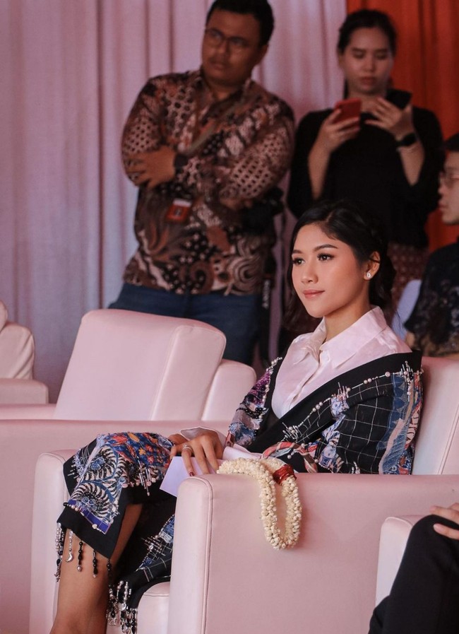 Tampil dengan tatanan rambut sanggul, paras wanita 26 tahun ini semakin cantik berkat pulasan makeup bernuansa peach. Foto: Instagram/@erinagudono